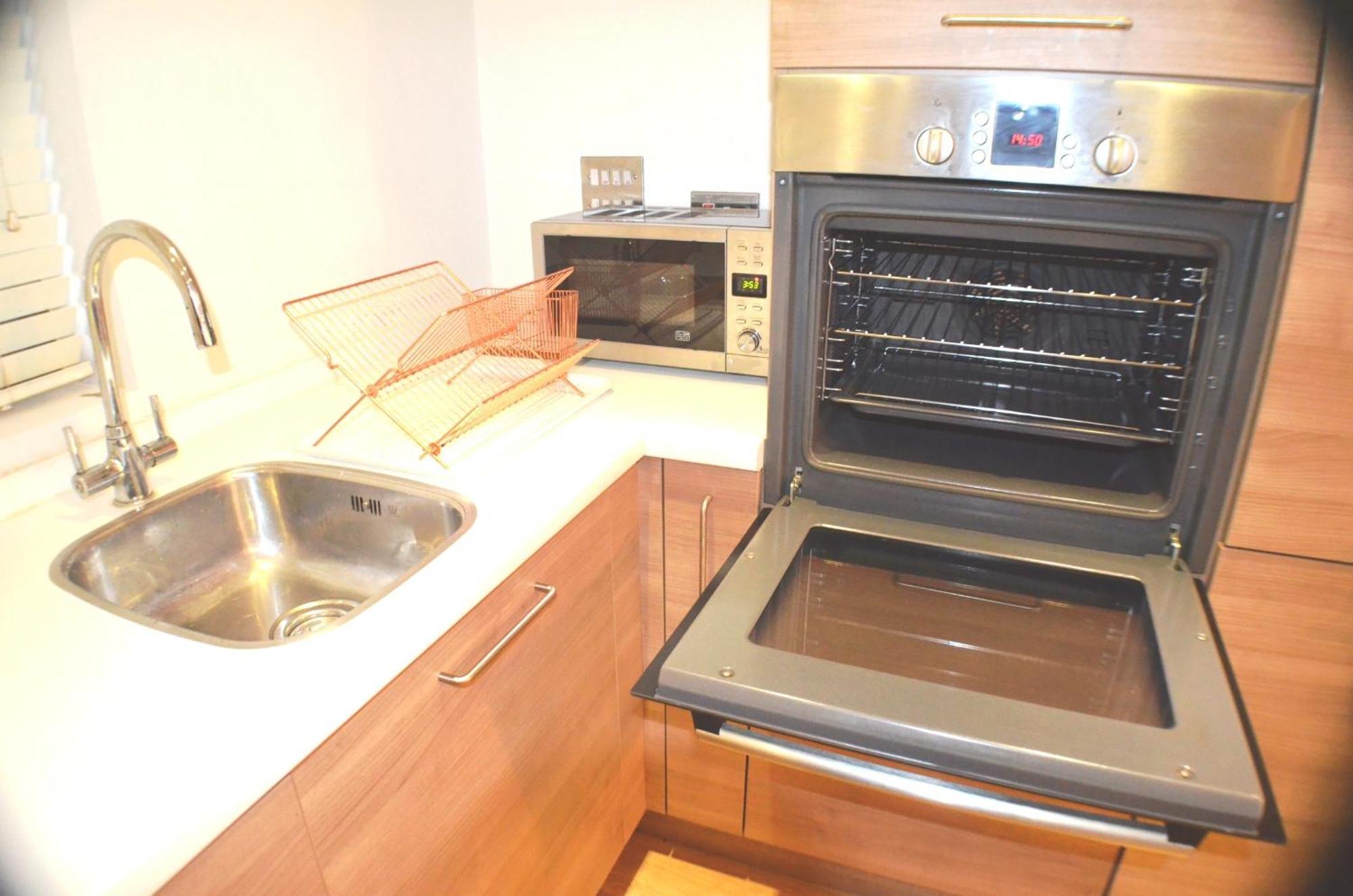 Brentwood Town Retreat - Large 2 Bedroom Apartment Eksteriør bilde